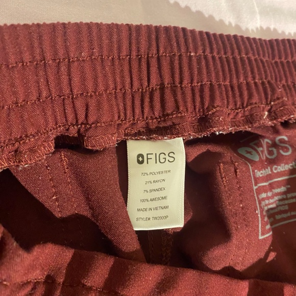 Figs burgundy scrub set - Picture 4 of 5